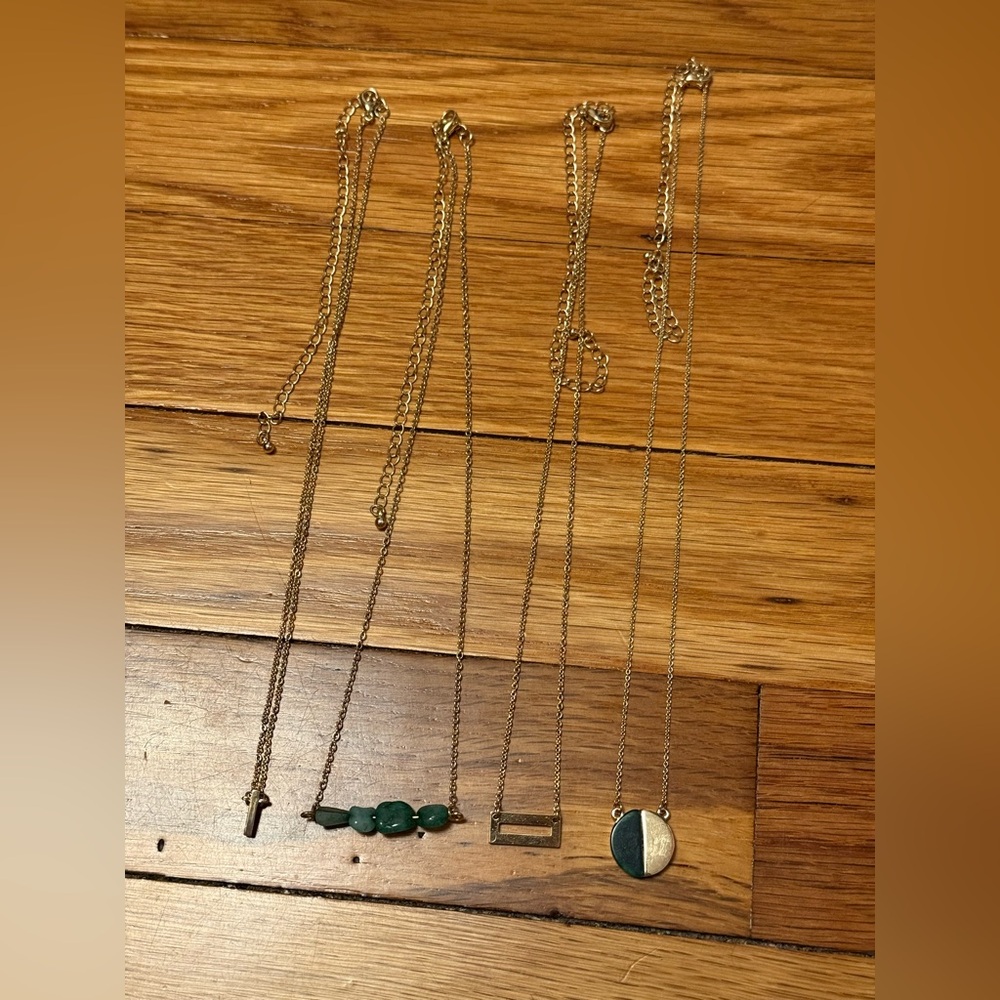 Kevia Necklace Set